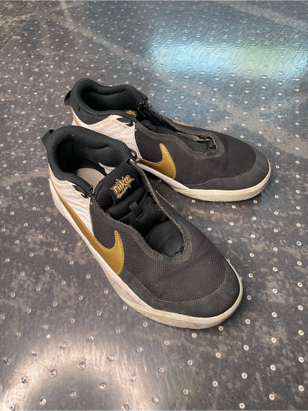 Nike Team Hustle D 10 (GS) Boy Basketball Shoe